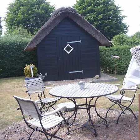 Doerpstrat 93a _ Schoene Reetdachw Risum-Lindholm